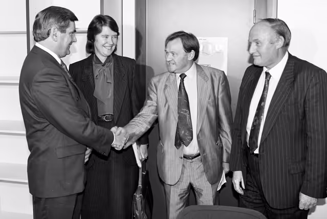 Foto 38: MEPs meet with guests at the EP in Strasbourg.