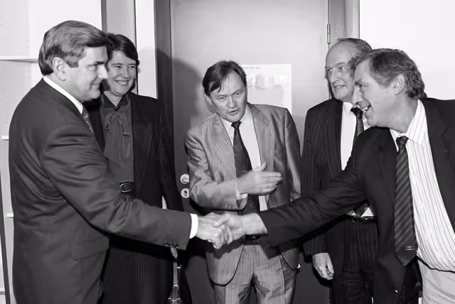 Foto 40: MEPs meet with guests at the EP in Strasbourg.
