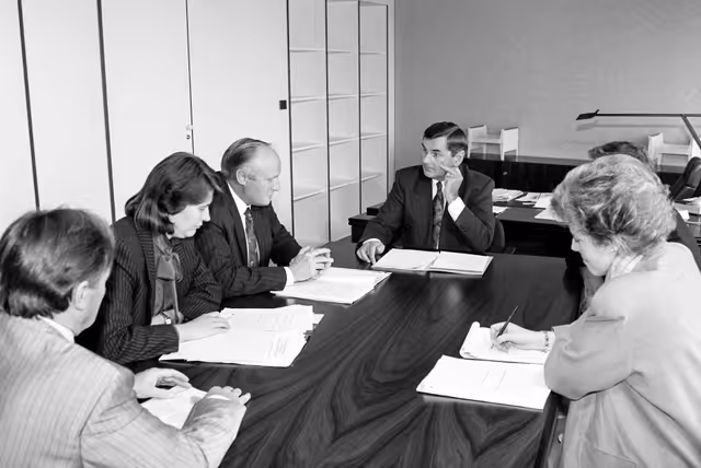 Foto 39: MEPs meet with guests at the EP in Strasbourg.