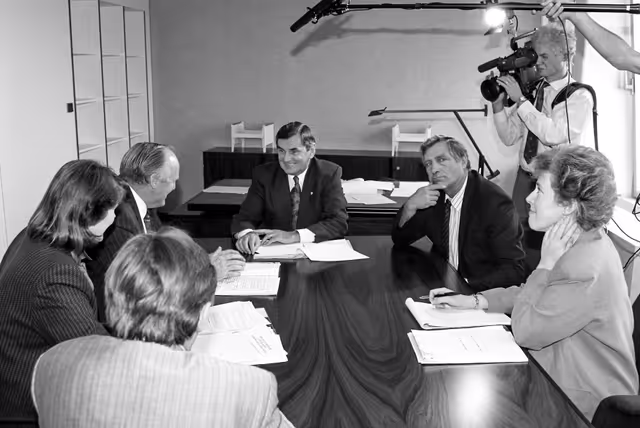 Foto 37: MEPs meet with guests at the EP in Strasbourg.