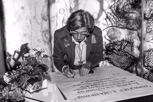 Foto 5: Award of a commemorative diploma.