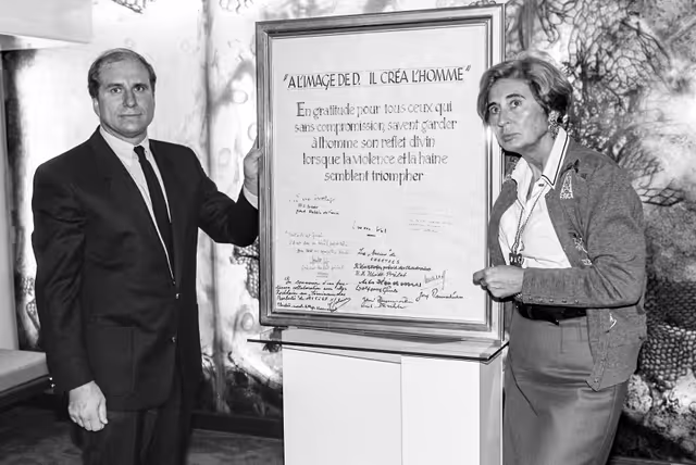 Foto 4: Award of a commemorative diploma.