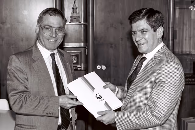 Foto 26: Kenneth D COLLINS hands over a petition of the World Wildlife Fund WWF to  Enrique BARON CRESPO - EP President.