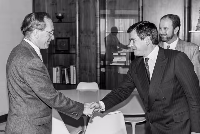 Foto 18: EP President meets with guests at the EP in Strasbourg, in October 1991.