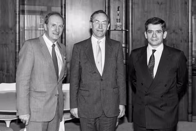 Foto 17: EP President meets with guests at the EP in Strasbourg, in October 1991.