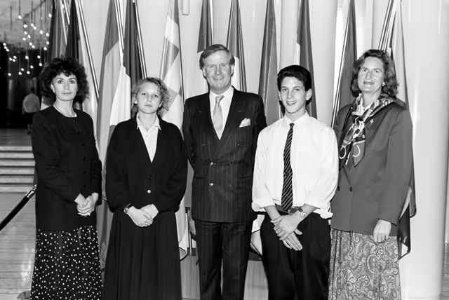 Foto 7: Brian CASSIDY with a group of students at the EP in Strasburg in October 1991