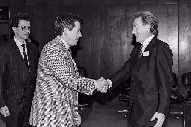 Foto 3: EP President meets with a guest at the EP in Strasbourg, in October 1991