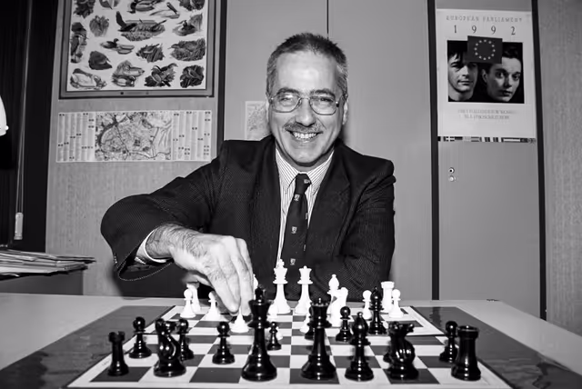 Foto 9: Chess game with Lyndon HARRISON