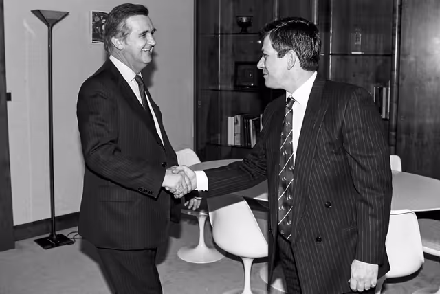Foto 31: The EP President meets with the UK Minister for Europe at the EP in Strasbourg in October 1991