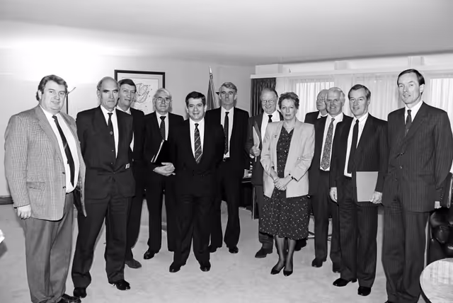 Foto 27: The EP President meets with a delegation from the House of Commons of the UK, in October 1991.