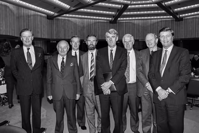 Foto 27: Meeting with a delegation from the House of Commons of the UK, in October 1991.
