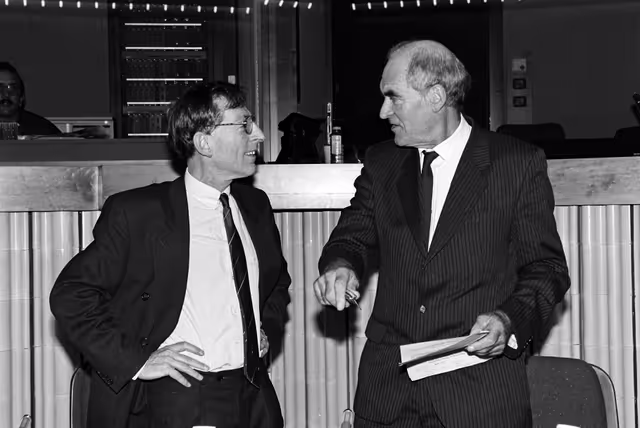 Foto 29: Meeting with a delegation from the House of Commons of the UK, in October 1991.