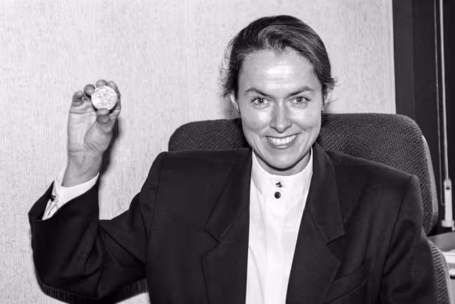 Foto 2: Anne McINTOSH posing with a ECU coin at the EP in Strasbourg, in October 1991