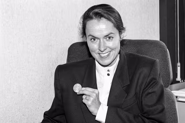 Foto 3: Anne McINTOSH posing with a ECU coin at the EP in Strasbourg, in October 1991