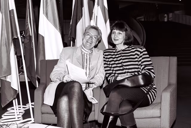 Foto 20: Magdalene HOFF with a guest at the EP in Strasbourg in October 1991