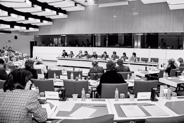 Foto 25: Meeting of the Committee on Women's Rights at the EP in Brussels in October 1991