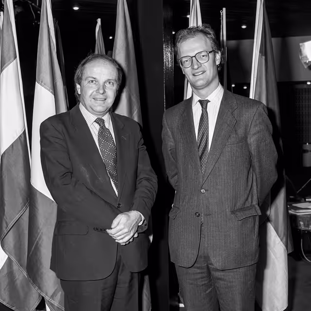 Fotografie 12: Richard SIMMONDS meets with a guest at the EP in Strasbourg.