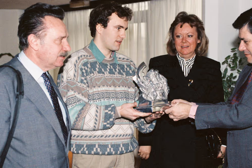 EP President is handed over a sculpture from a Belgian artist