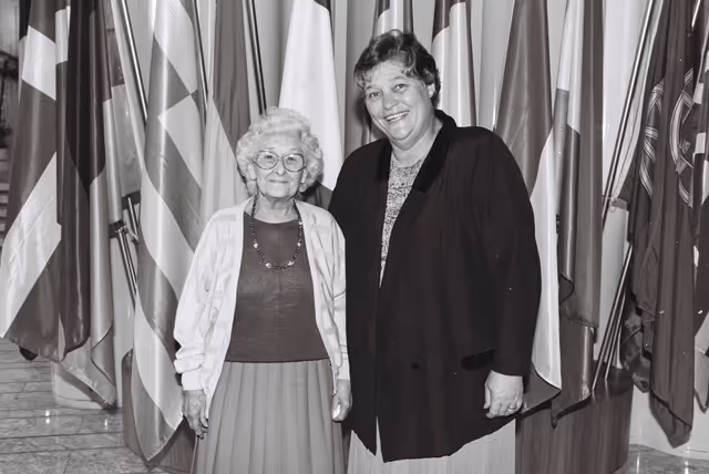 Fotografie 10: The MEP Imelda Mary READ and visitor in Strasbourg in July 1992.