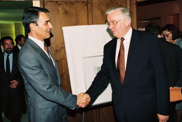 Foto 1: Anibal CAVACAO SILVA, Portuguese Prime Minister meets with Egon KLEPSCH EP President in Strasbourg on July 8, 1992.