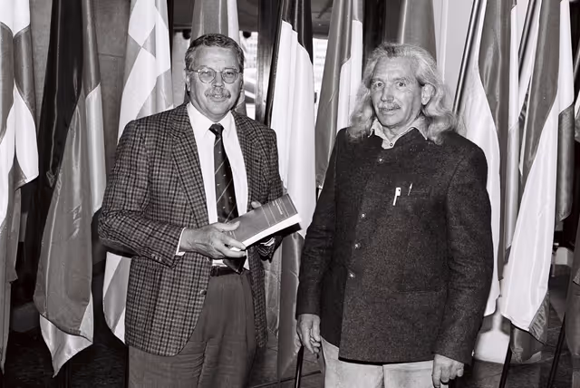 Fotografie 4: Manfred VOHRER, autor of ' Okonogische Marktwirschaft in Europa ' meets with the MEP Karl PARTSCH in Strasbourg in July 1992.