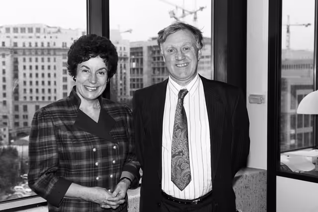 Fotografia 2: MEP Hugh R. McMAHON with a guest in his office in Brussels