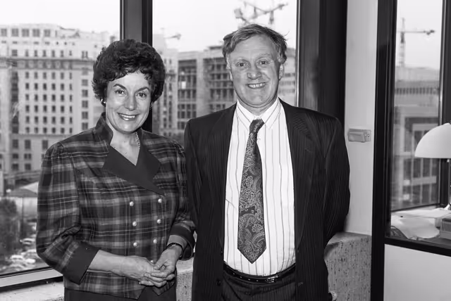 Fotografia 1: MEP Hugh R. McMAHON with a guest in his office in Brussels