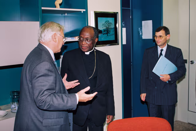 Foto 4: EP Vice-President Nicolas ESTGEN meets with an African priester in Strasbourg