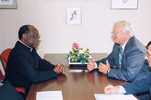 Foto 2: EP Vice-President Nicolas ESTGEN meets with an African priester in Strasbourg