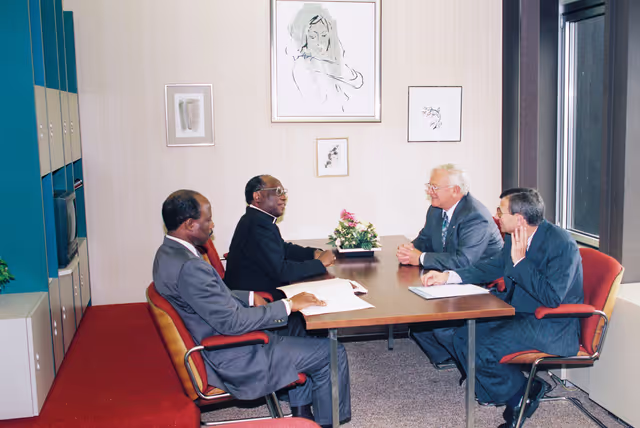 Foto 3: EP Vice-President Nicolas ESTGEN meets with an African priester in Strasbourg