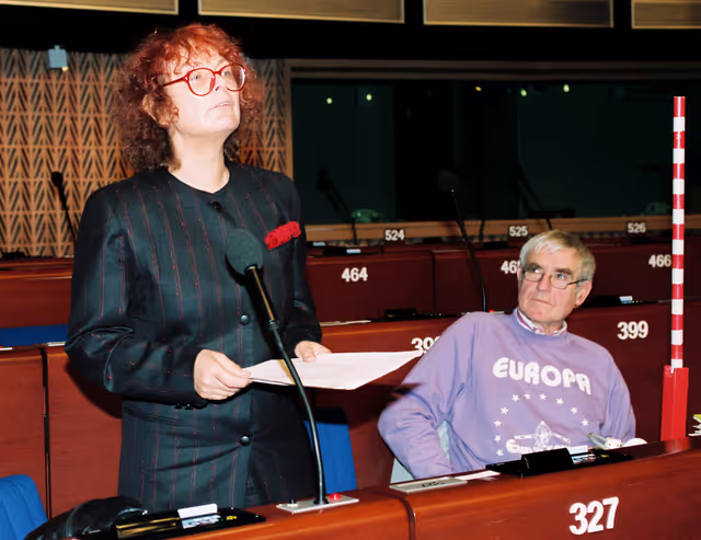Fotografia 1: Christa RANDZIO-PLATH and Dieter ROGALLA  in the hemicycle at the European parliament.