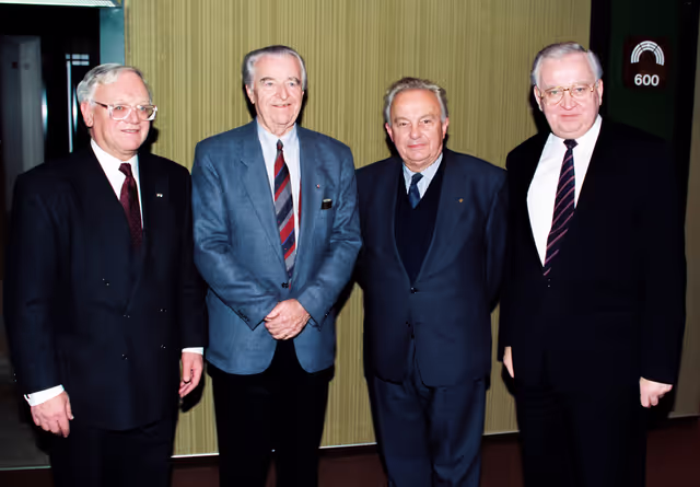 Fotagrafa 11: EP President Egon KLEPSCH meets with the Delegation from concentration camps at the European Parliament.