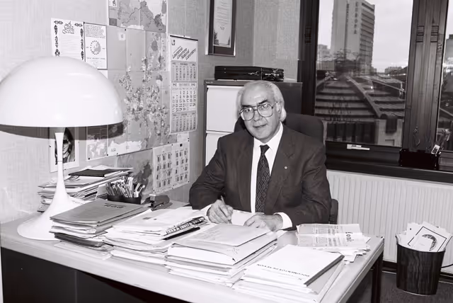 Billede 1: MEP Artur da CUNHA OLIVEIRA in his office in Strasbourg