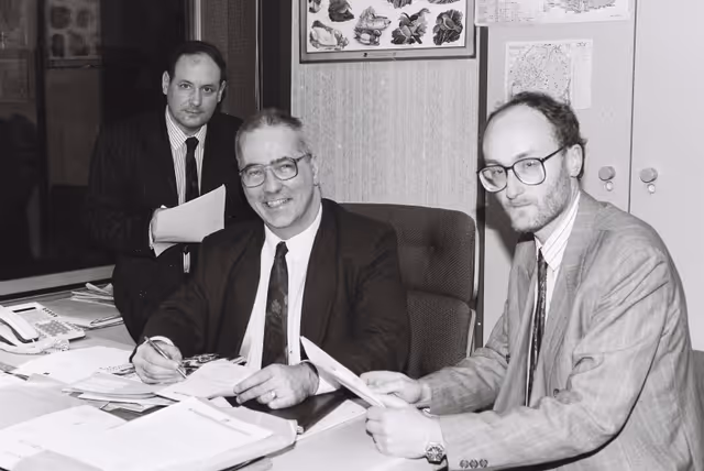 Suriet 1: MEP Lyndon HARRISON with his assistants