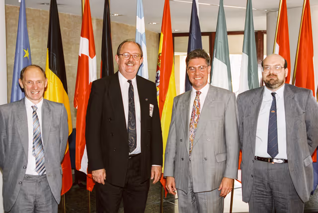 Fotografia 2: Family photo with MEP Stephen HUGHES and his guests