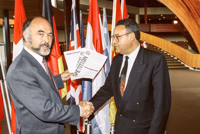 Fotografia 27: Mep Ian WHITE gives a petition to Mep Ian WHITE