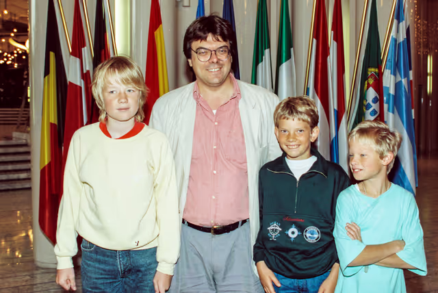 Fotografija 46: Portrait of MEP Wilfried TELKAMPER with children at the EP in Strasbourg