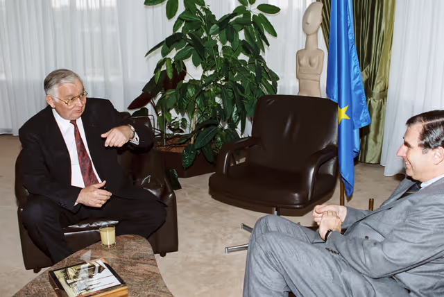 Foto 21: EP President - EGON KLEPSCH meets with a guest