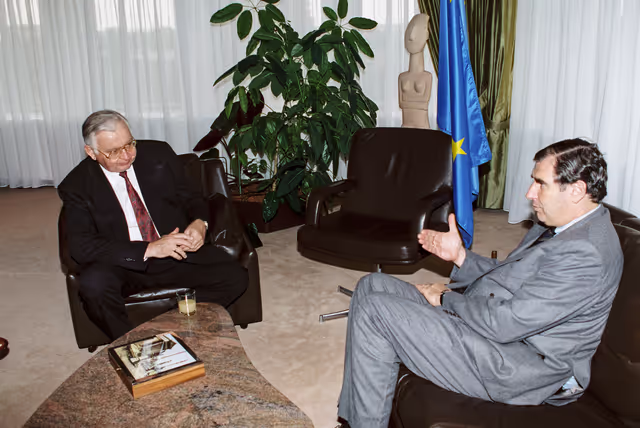 Foto 19: EP President - EGON KLEPSCH meets with a guest