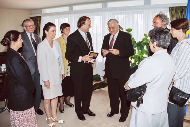 Billede 2: EP President - Egon KLEPSCH meets with visitors group from former German Democratic Republic ( GDR )
