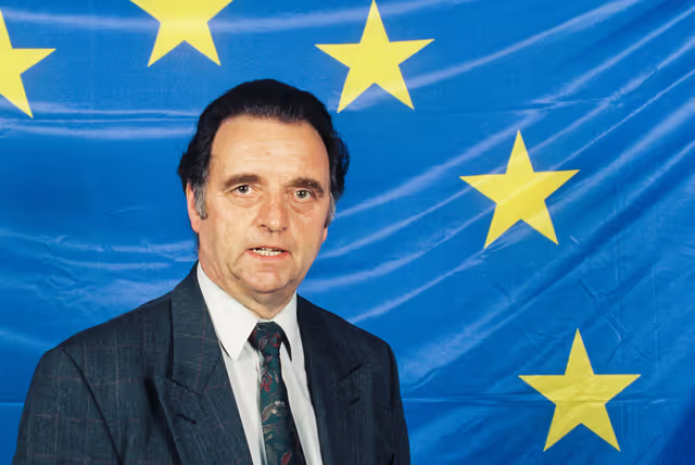 Fotografija 38: Portrait of British MEPs in front of the European flag at the EP in Strasbourg