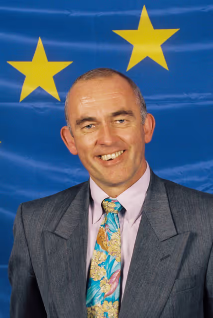 Fotografija 32: Portrait of British MEPs in front of the European flag at the EP in Strasbourg