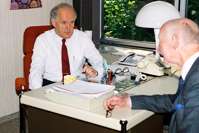 Fotografi 37: James MOORHOUSE in his office