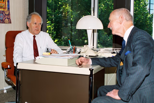 Fotografi 35: James MOORHOUSE in his office