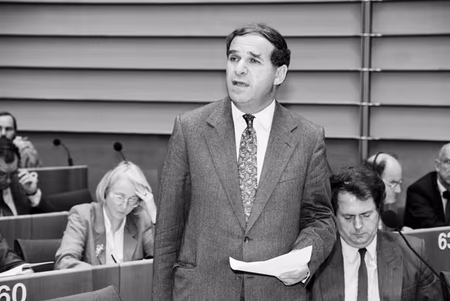 Foto 4: European Commissioner Sir Leon BRITTAN attends a plenary session in Brussels in September 1993. State of negotiations in GATT