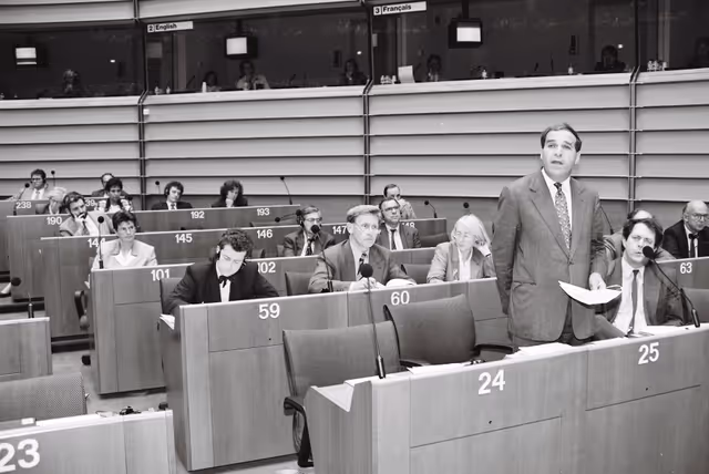 Foto 3: European Commissioner Sir Leon BRITTAN attends a plenary session in Brussels in September 1993. State of negotiations in GATT