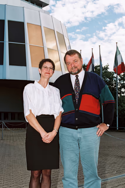 Fotografi 19: Freddy BLAK with guest in front of EP Building in Strasbourg