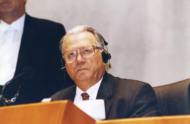 Billede 4: MEP Johannes Wilhelm PETERS attends a plenary session in Brussels in September 1993