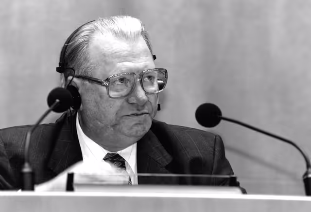 Billede 3: MEP Johannes Wilhelm PETERS attends a plenary session in Brussels in September 1993