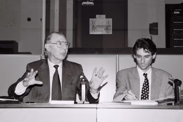 Fotó 1: Belgian MEPs with a group of visitors in Brussels